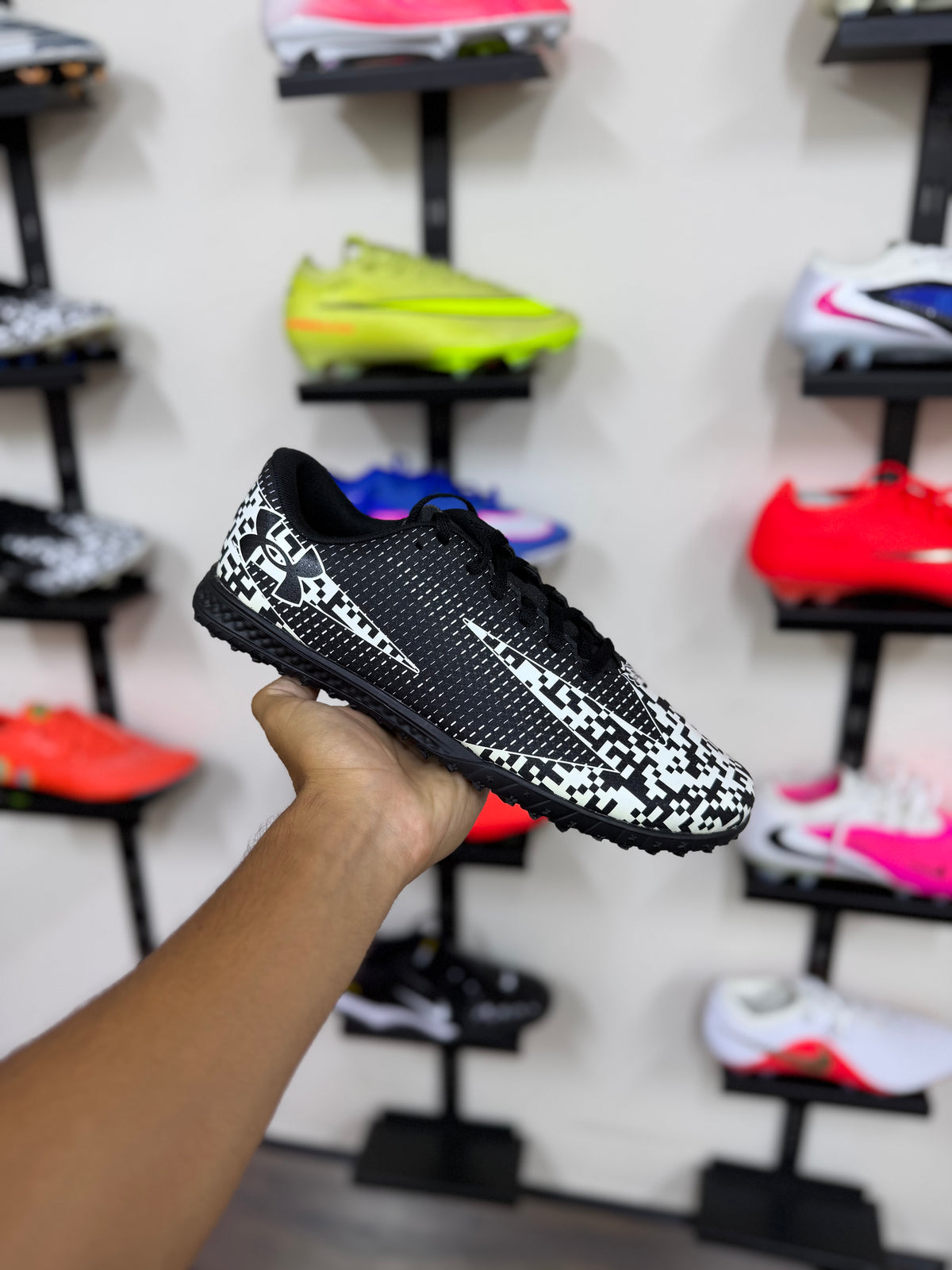 Under Armour Shadow TF negras blancas