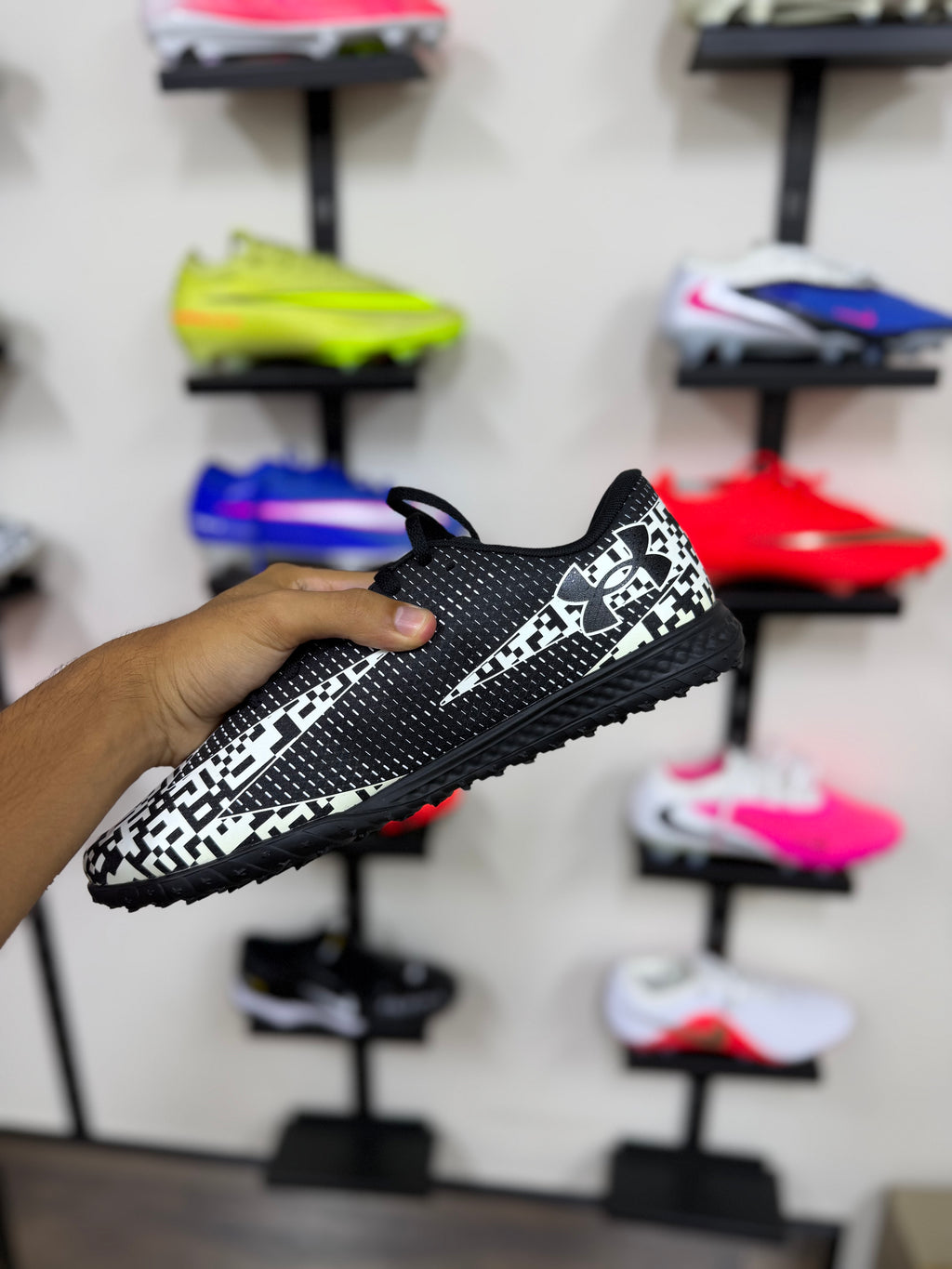 Under Armour Shadow TF negras blancas