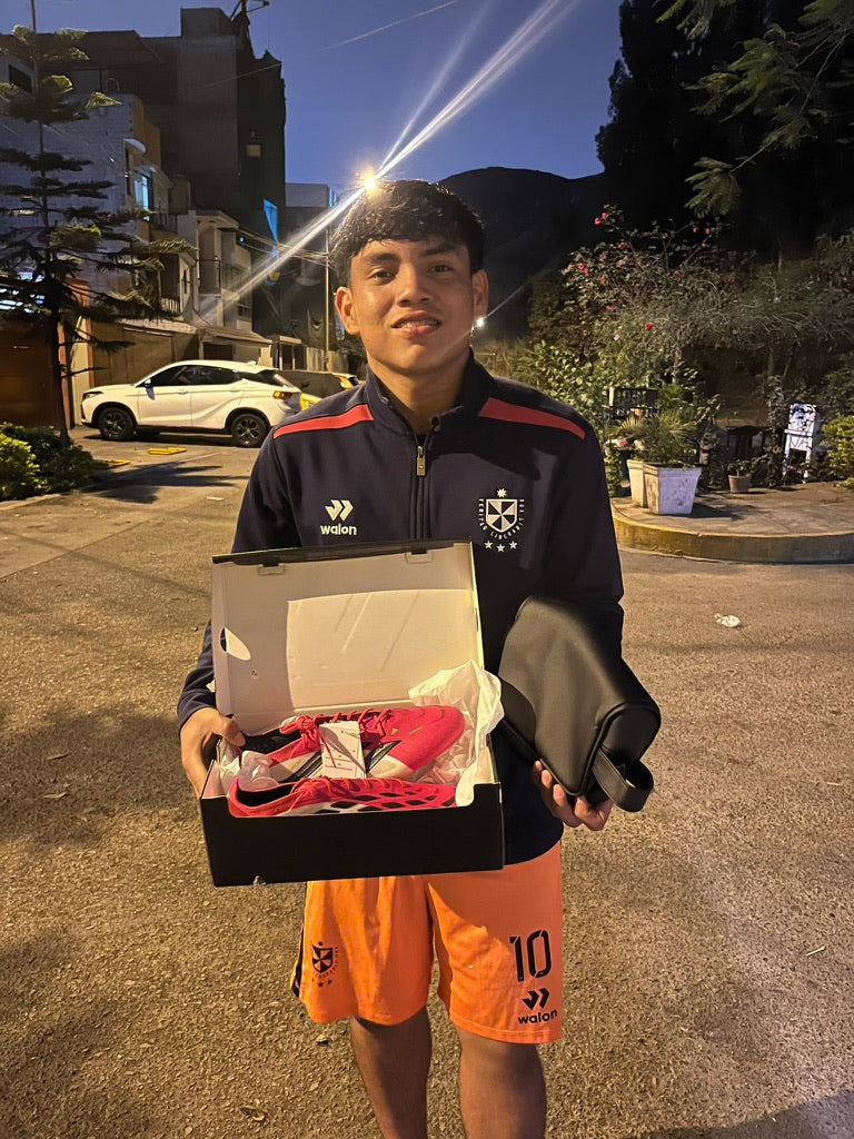 Una persona mostrando chimpunes rojos en una caja y un neceser negro.